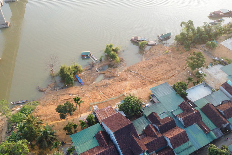Lũy tre bảo vệ làng bị cuốn xuống sông Lam. (Ảnh: Phạm Tâm) Lũy tre bảo vệ làng bị cuốn xuống sông Lam. (Ảnh: Phạm Tâm)