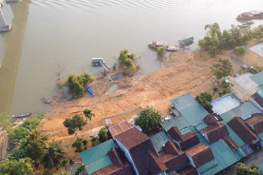 Lũy tre bảo vệ làng bị cuốn xuống sông Lam. (Ảnh: Phạm Tâm)