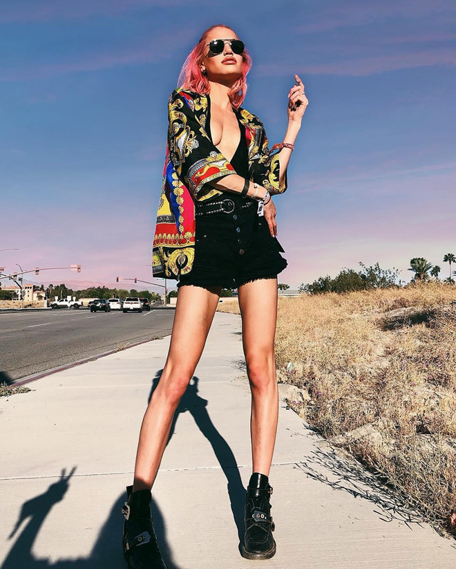 Street style dep mat, sanh dieu cua nguoi mau lo vong mot o Cannes hinh anh 3 