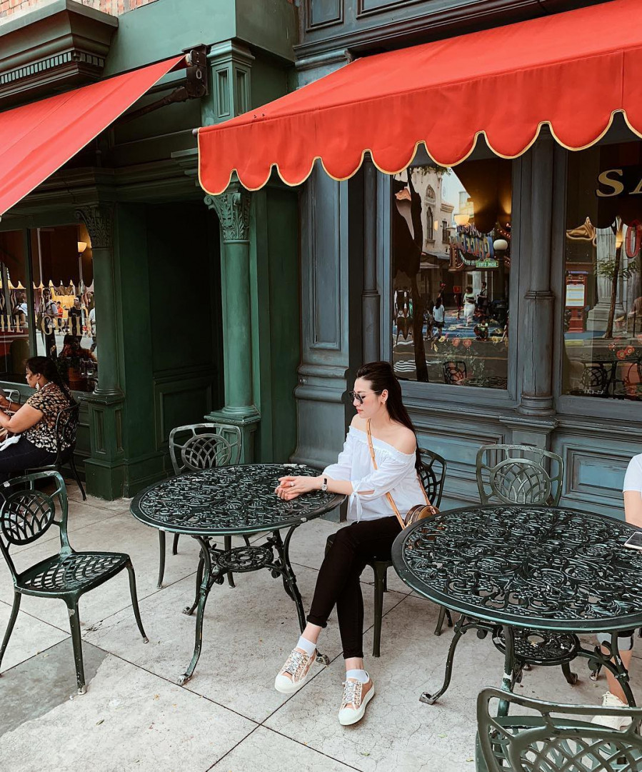 Học theo Tú Anh công thức thời trang xinh hết nấc mọi lúc mọi nơi ảnh 3 Vẫn là áo trễ vai nhưng lần này, Á hậu Dương Tú Anh chọn thiết kế đơn giản tuyệt đối với gam màu trắng, mix với quần skinny đen cực ăn nhập rồi hoàn thiện bằng đôi sneakers nổi bật. Chiếc áo blouse với phom dáng rộng rãi này là lựa chọn lý tưởng cho những nàng muốn giấu bụng lớn, hay chỉ đơn giản là để tận hưởng sự mát mẻ, thoải mái trong những ngày hè nóng nực.