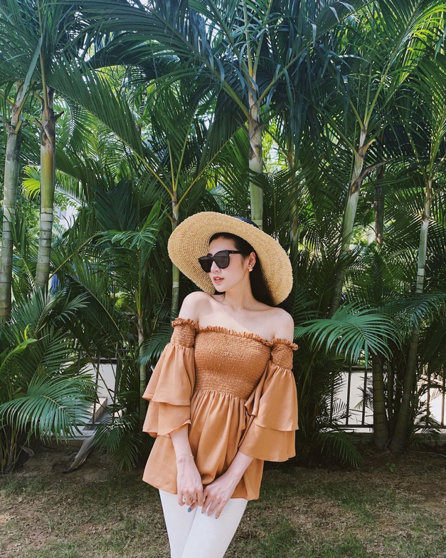 Học theo Tú Anh công thức thời trang xinh hết nấc mọi lúc mọi nơi ảnh 2 Diện áo trễ vai, diêm dúa hết cỡ với phần tay loe xếp tầng, nhấn nhá bèo nhún nhưng vẻ ngoài của Á hậu Tú Anh không hề sến; trái lại, trông cô thanh lịch và thời thượng hết sức khi chọn gam màu camel, mix với quần skinny mang gam màu trắng.