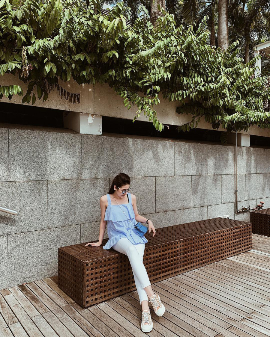 Học theo Tú Anh công thức thời trang xinh hết nấc mọi lúc mọi nơi ảnh 5 Ngắm set đồ này của bà mẹ một con, bạn sẽ nhận thấy cặp màu xanh pastel + trắng quả là hoàn hảo khi bắt cặp với nhau, mang đến cho người diện vẻ ngoài thật trẻ trung và thanh lịch.