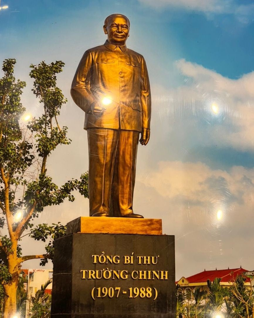 Tượng đài cố Tổng Bí thư Trường Chinh tại trung tâm huyện Xuân Trường. Tượng đài cố Tổng Bí thư Trường Chinh tại trung tâm huyện Xuân Trường.
