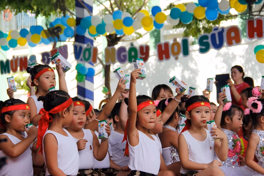 Hàng triệu hộp sữa tiệt trùng đến tay trẻ nhỏ trong khuôn khổ chương trình “Sữa học đường”