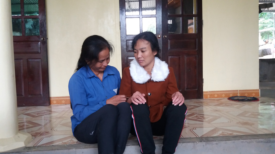 Bà Bình, chị dâu của chị Lới xúc động mừng mừng tủi tủi khi em chồng đã về nhà