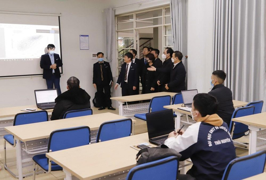 Trường Đại học Công nghệ Thông tin và Truyền thông ứng dụng chuyển đổi số trong tất cả các lĩnh vực. Trường Đại học Công nghệ Thông tin và Truyền thông ứng dụng chuyển đổi số trong tất cả các lĩnh vực.