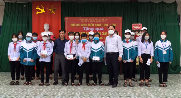 Những món quà tuy nhỏ bé nhưng mang ý nghĩa lớn lao về mặt tinh thần, giúp học sinh khó khăn vươn lên trong học tập và cuộc sống.