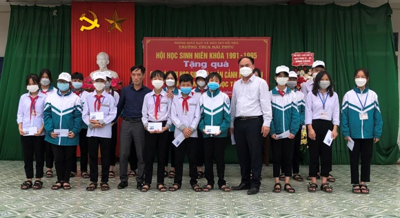 Những món quà tuy nhỏ bé nhưng mang ý nghĩa lớn lao về mặt tinh thần, giúp học sinh khó khăn vươn lên trong học tập và cuộc sống.