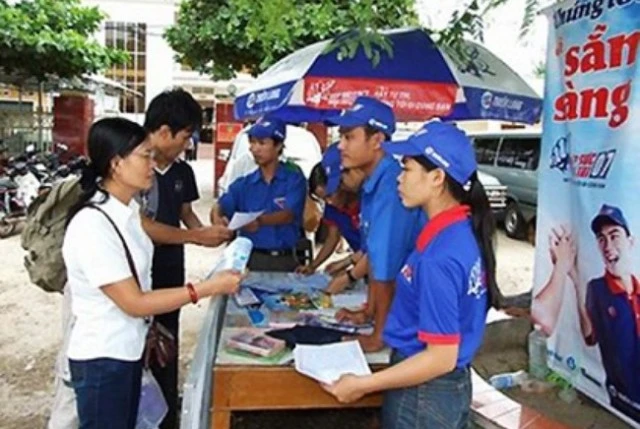 Màu áo xanh tình nguyện đã đồng hành cùng các thí sinh trong suốt 15 năm.