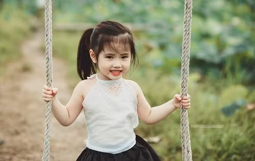 Bộ ảnh sen của bé gái 4 tuổi Cao Tuệ Mẫn (Hà Nội), không ngừng được cư dân mạng chia sẻ trên mạng xã hội và nhận được nhiều lời khen ngợi.