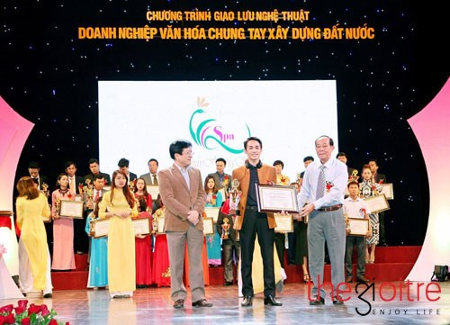 Với tài năng, niềm đam mê trong công việc, chàng trai Bỉm Sơn Nguyễn Xuân Hùng vinh dự nhận được nhiều giải thưởng cao quý. Với tài năng, niềm đam mê trong công việc, chàng trai Bỉm Sơn Nguyễn Xuân Hùng vinh dự nhận được nhiều giải thưởng cao quý.