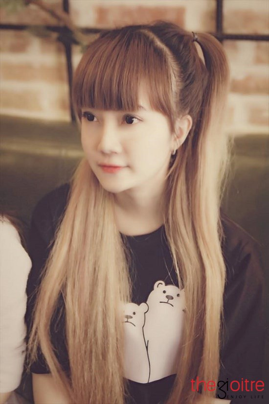 Khi còn đi học, Anh Đào là một cô học trò sở hữu nhiều thành tích đáng nể. Cô nàng từng là học sinh giỏi trong 11 năm, trong đó có 4 năm đứng nhất khối; giải Nhì học sinh giỏi văn cấp tỉnh và cấp thành phố. Không chỉ học giỏi, 9X còn là một “đầu tàu" khi liên tục đạt giải chỉ huy đội giỏi. Lên đại học, Anh Đào cũng ẵm luôn giải nhì nét đẹp sinh viên khoa Quản trị kinh doanh.