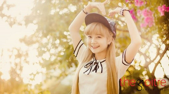 Nhờ sự tài giỏi, lanh lợi cũng như tính cách độc lập, mỗi khi có công việc phù hợp với bản thân cô nàng không nề hà và vui vẻ nhận lời ngay. Bên cạnh đó Anh Đào cũng luôn tạo cơ hội cho bản thân bằng cách tham gia nhiều chương trình, castting với hi vọng kiếm thêm thu nhập để có thể sống tự lập.