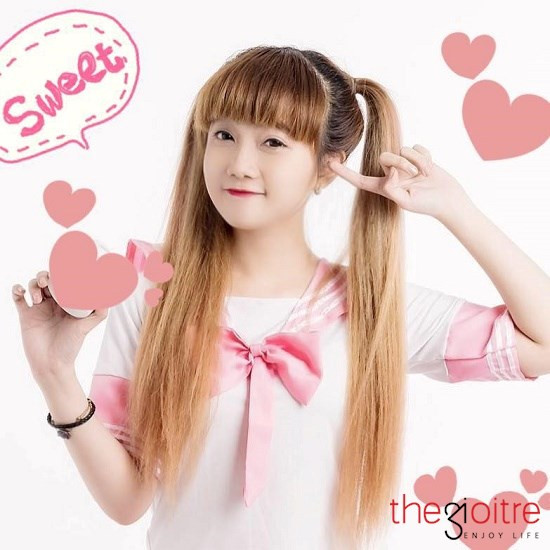 Anh Đào tâm sự: “Mình sinh ra trong gia đình không có truyền thống nghệ thuật nhưng với niềm đam mê nên từ nhỏ mình đã xin nhà đi nhiều chương trình văn nghệ và làm MC, quay sổ số cho tình Kiên Giang. Lên đại học, tiếp tục nuôi dưỡng niềm đam mê bằng việc tham gia nhiều hoạt động phim ảnh, âm nhạc”.