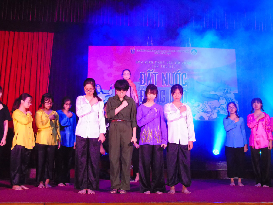 Cảnh trong Vở kịch "Bài ca hy vọng" - K62 Hán Nôm.