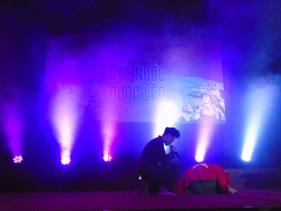 Cảnh trong Vở kịch "Lời ăn năn lịch sử" - K63 Văn học.