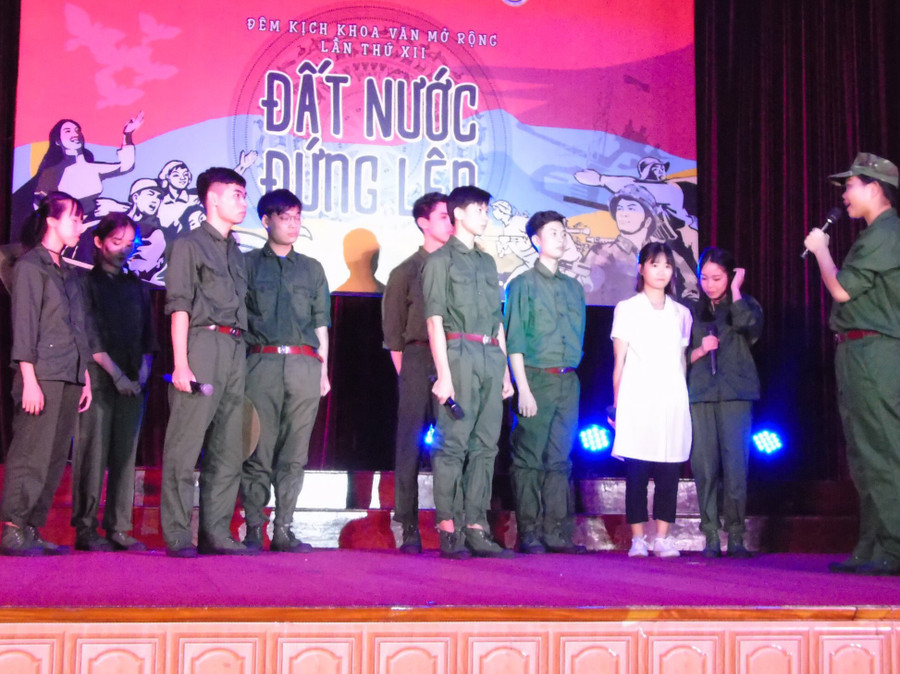 Cảnh trong Vở kịch "Đứa con của mẹ" - K62 Văn học.