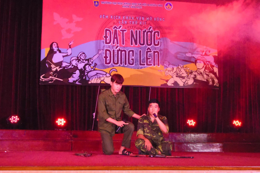 Cảnh trong Vở kịch "Đất nước trọn niềm vui" - K60 Công nghệ hạt nhân, Đại học KHTN.