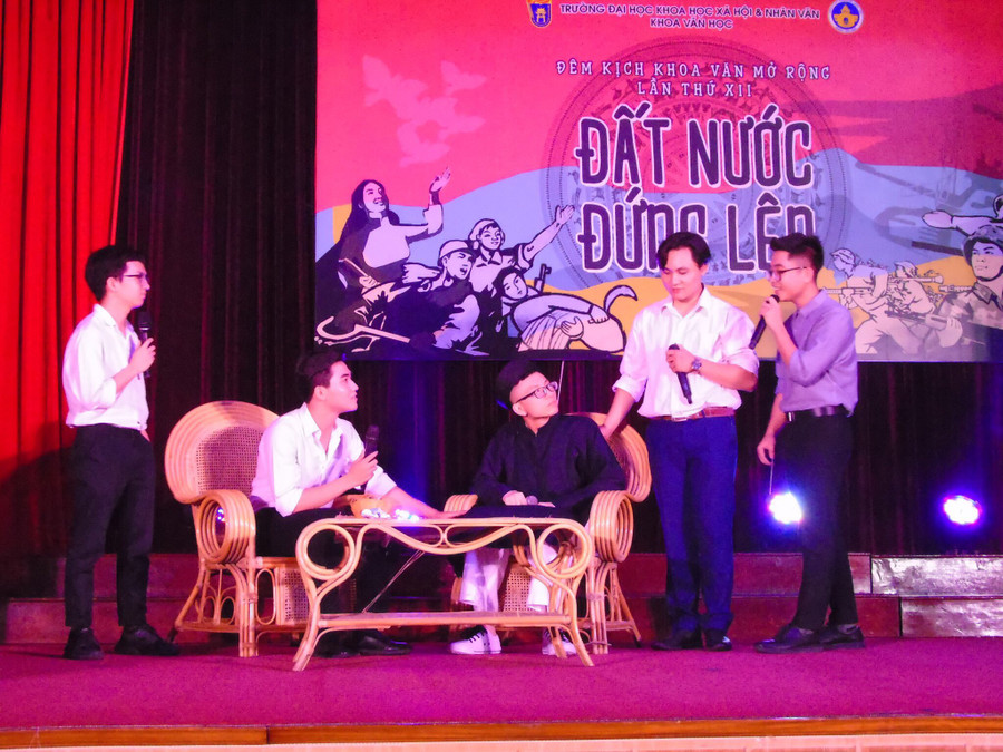 Cảnh trong Vở kịch "Tình riêng tình chung" - K62 Văn học CLC.