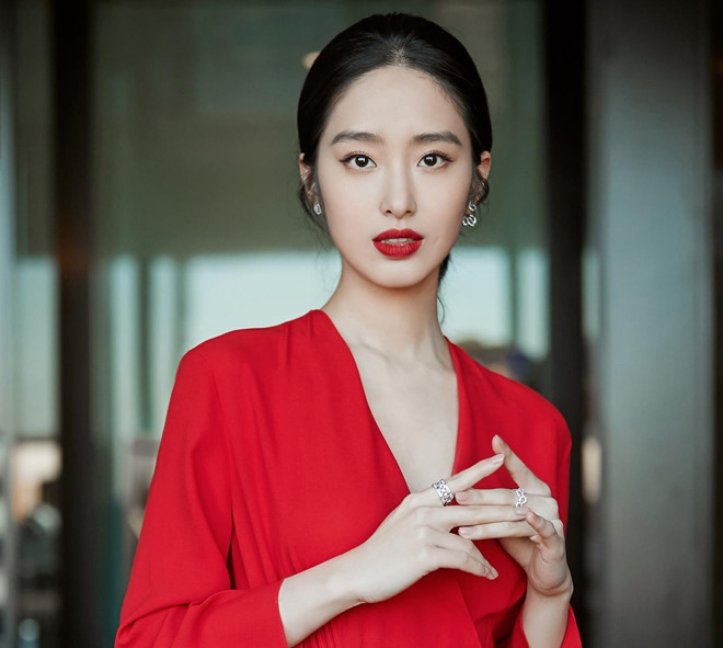 Mỹ nhân 9X khiến cha nuôi tỷ phú của Lưu Diệc Phi say đắm là ai? ảnh 2 My nhan 9X khien cha nuoi ty phu cua Luu Diec Phi say dam la ai hinh anh 2