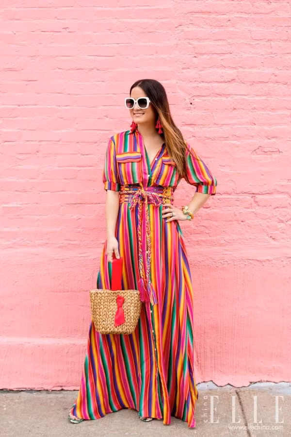 &nbsp;Cổ áo càng khoét sâu càng giúp thân hình trông mảnh mai hơn.