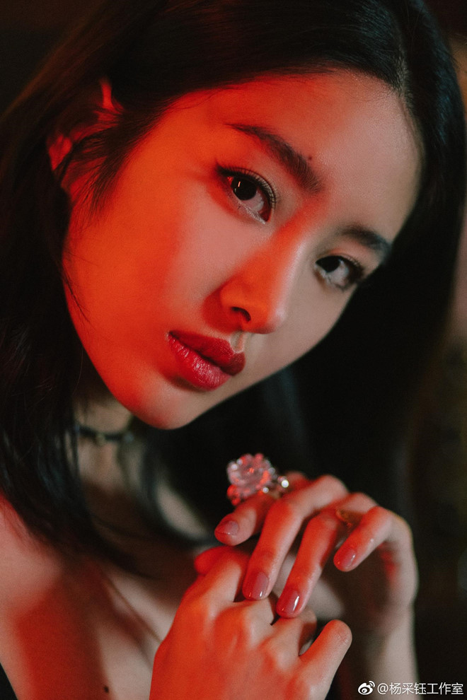 Mỹ nhân 9X khiến cha nuôi tỷ phú của Lưu Diệc Phi say đắm là ai? ảnh 11 My nhan 9X khien cha nuoi ty phu cua Luu Diec Phi say dam la ai hinh anh 11