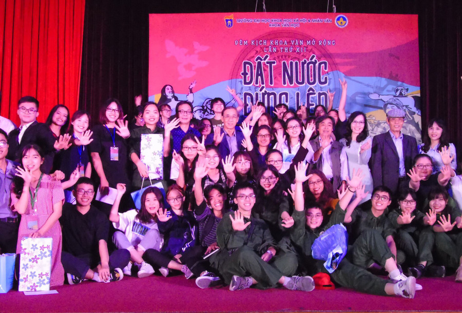 Các đội thi chụp ảnh lưu niệm cùng Ban giám khảo.