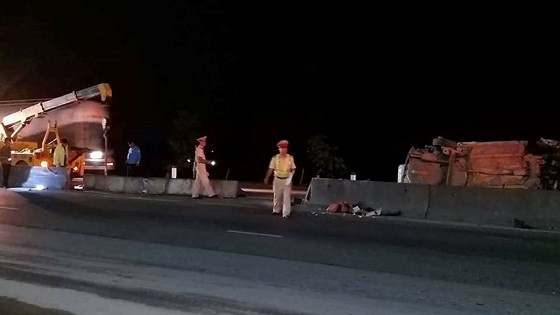 Lực lượng chức năng có mặt tại hiện trường vụ tai nạn Lực lượng chức năng có mặt tại hiện trường vụ tai nạn