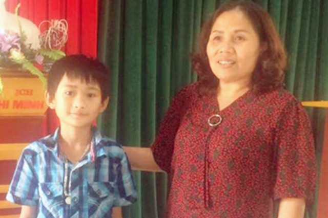 Em Hoàng Văn Dũng (bên trái)