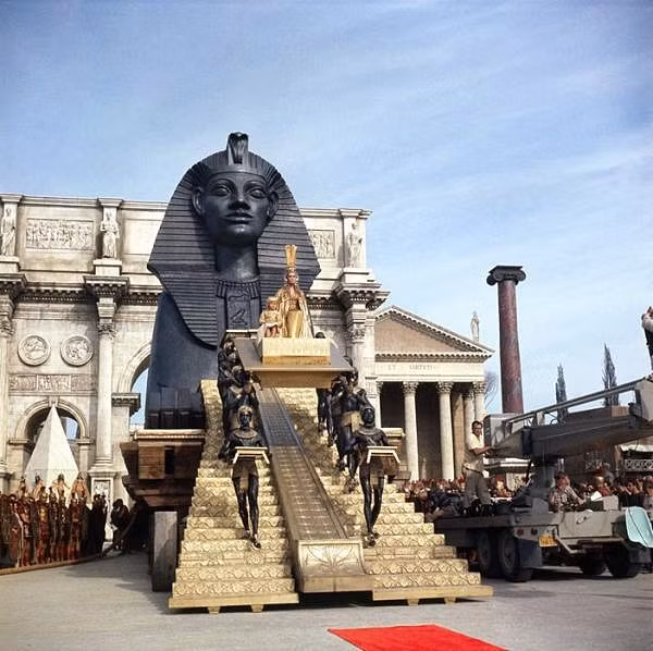 10 sự thật khó tin về trang phục trong Cleopatra - bom tấn xa xỉ bậc nhất lịch sử điện ảnh - Hình 4