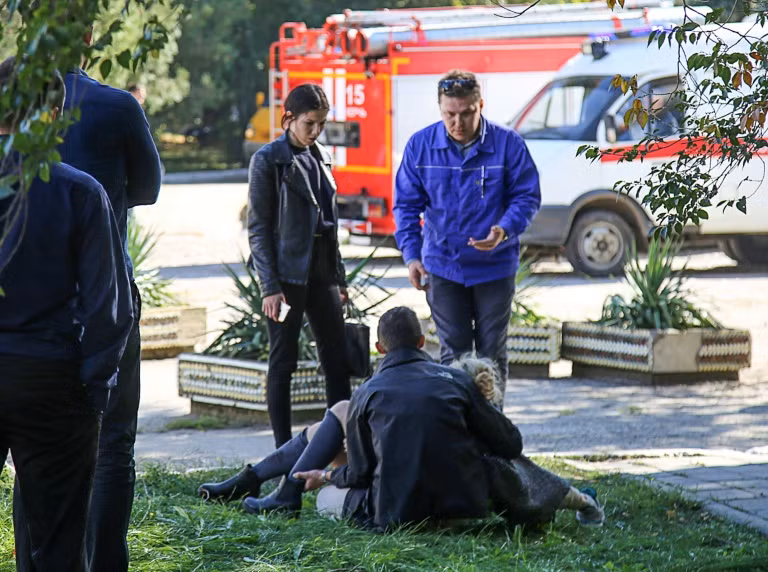 Lực lượng cứu hộ đang hỗ trợ nạn nhân bị thương trong cuộc tấn công