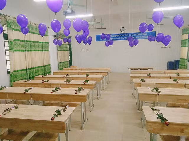 Hoa hồng được xếp ngay ngắn tại vị trí ngồi của các bạn nữ (ảnh: Nguyễn Phương Linh)