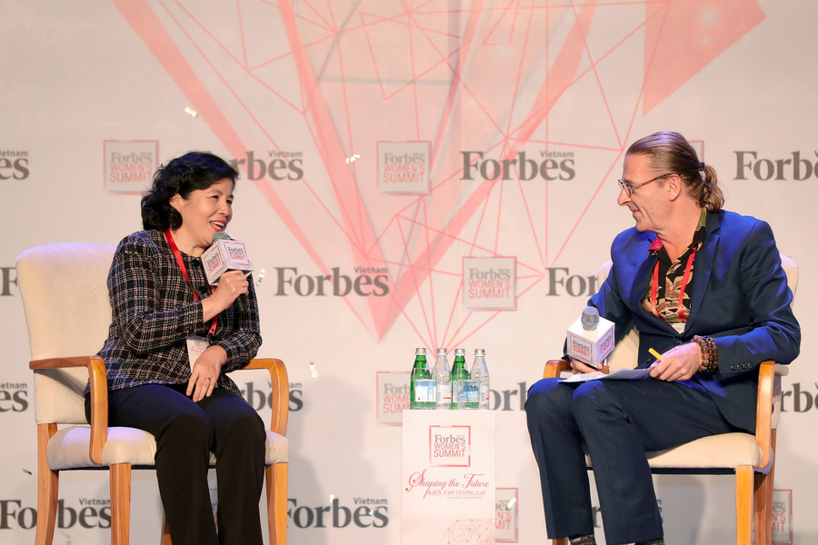 Bà Mai Kiều Liên trò chuyện cùng ông Dominic Scriven, Chủ tịch quỹ đầu tư Dragon Capital trên sân khấu Women Summit 2018 do Forbes Việt Nam tổ chức (Ảnh: Lý Võ Phú Hưng) Bà Mai Kiều Liên trò chuyện cùng ông Dominic Scriven, Chủ tịch quỹ đầu tư Dragon Capital trên sân khấu Women Summit 2018 do Forbes Việt Nam tổ chức (Ảnh: Lý Võ Phú Hưng)