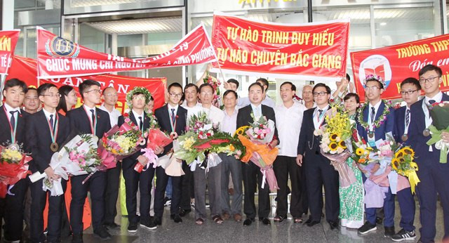 Đón đoàn Olympic Hóa học và Olympic Vật lí tại sân bay quốc tế Nội Bài