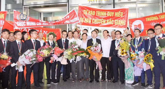 Đón đoàn Olympic Hóa học và Olympic Vật lí tại sân bay quốc tế Nội Bài