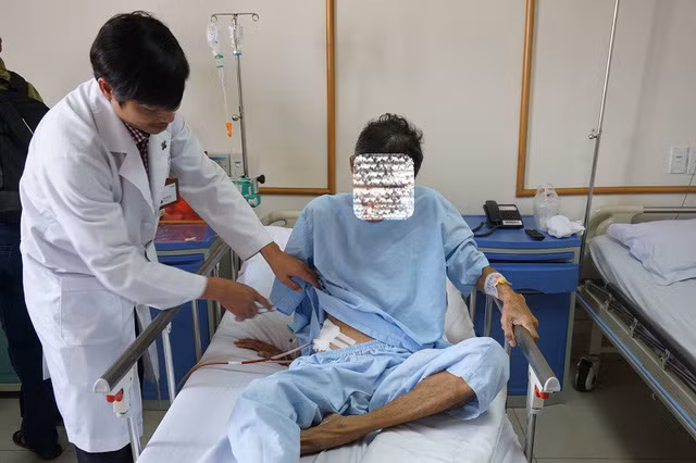 Bệnh nhân 63 tuổi được các bác sĩ phẫu thuật thành công lấy viên sỏi to hơn quả trứng gà trong thận.