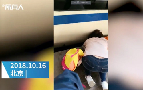 Người mẹ hốt hoảng khi thấy con rơi xuống khe đường tàu.