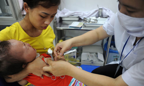 Tiêm ngừa sởi cho trẻ.