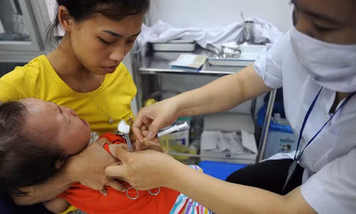 Tiêm ngừa sởi cho trẻ.