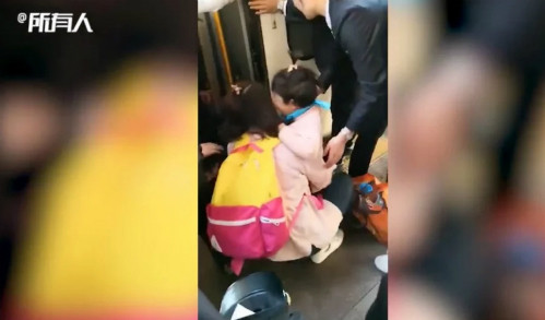 Em bé được đưa lên an toàn, trong tình trạng hoảng sợ. Ảnh: SCMP.