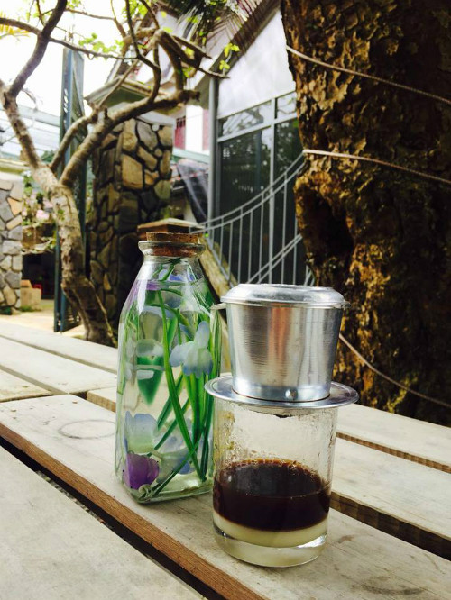 Ly cà phê do chính tay chị Thùy Trang xay và pha tại cửa hàng. Ảnh: Thùy An