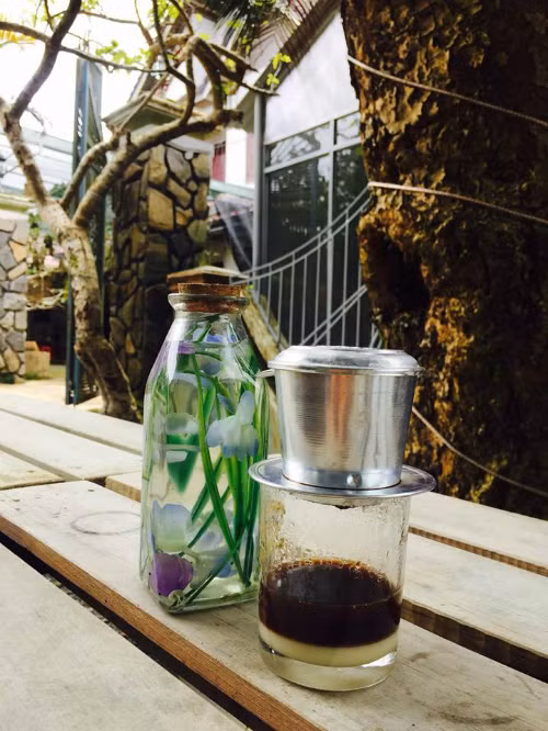 Ly cà phê do chính tay chị Thùy Trang xay và pha tại cửa hàng. Ảnh: Thùy An