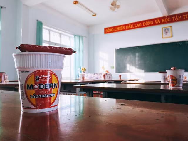 Những suất quà 20/10 gồm mì tôm và xúc xích (ảnh: Vũ Hà)