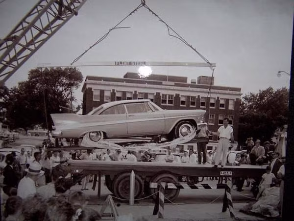 Chôn siêu xe 50 năm để thành kho báu, đến khi khai quật ai nấy đều câm nín - Hình 1