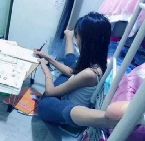 Dáng ngồi khó đỡ của chị em.