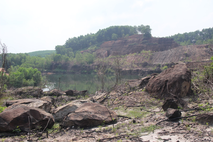 Hầm hố sâu nay trở thành hồ nước xanh thẳm này từng là nơi vùi lấp hơn 70 mạng người