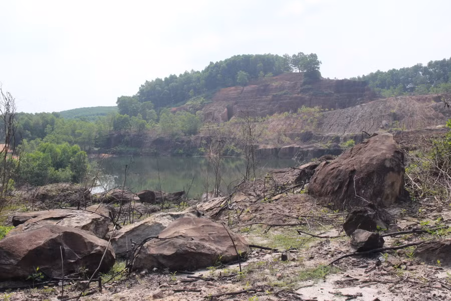 Hầm hố sâu nay trở thành hồ nước xanh thẳm này từng là nơi vùi lấp hơn 70 mạng người