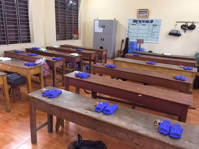 Món quà đặc biệt bằng dép tổ ong (ảnh: Thu Hương)