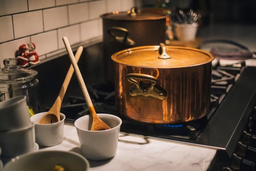 Đậy nắp nồi khi đang nấu ăn giúp tiết kiệm năng lượng. (Ảnh: ITN).