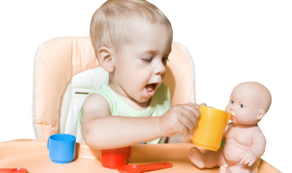 Chơi búp bê có tác dụng tích cực đối với các bé trai có xu hướng phát triển các kỹ năng vận động muộn hơn một chút so với các bé gái đồng trang lứa. (Ảnh: ITN). Chơi búp bê có tác dụng tích cực đối với các bé trai có xu hướng phát triển các kỹ năng vận động muộn hơn một chút so với các bé gái đồng trang lứa. (Ảnh: ITN).